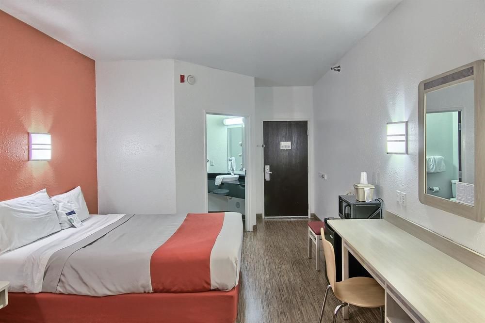 Seasons Inn Traverse City Extérieur photo